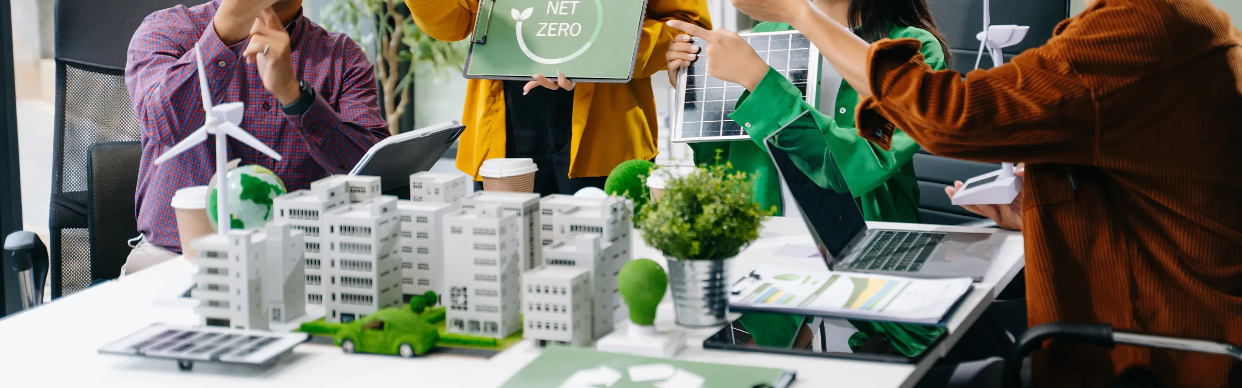 building maquete, people talking